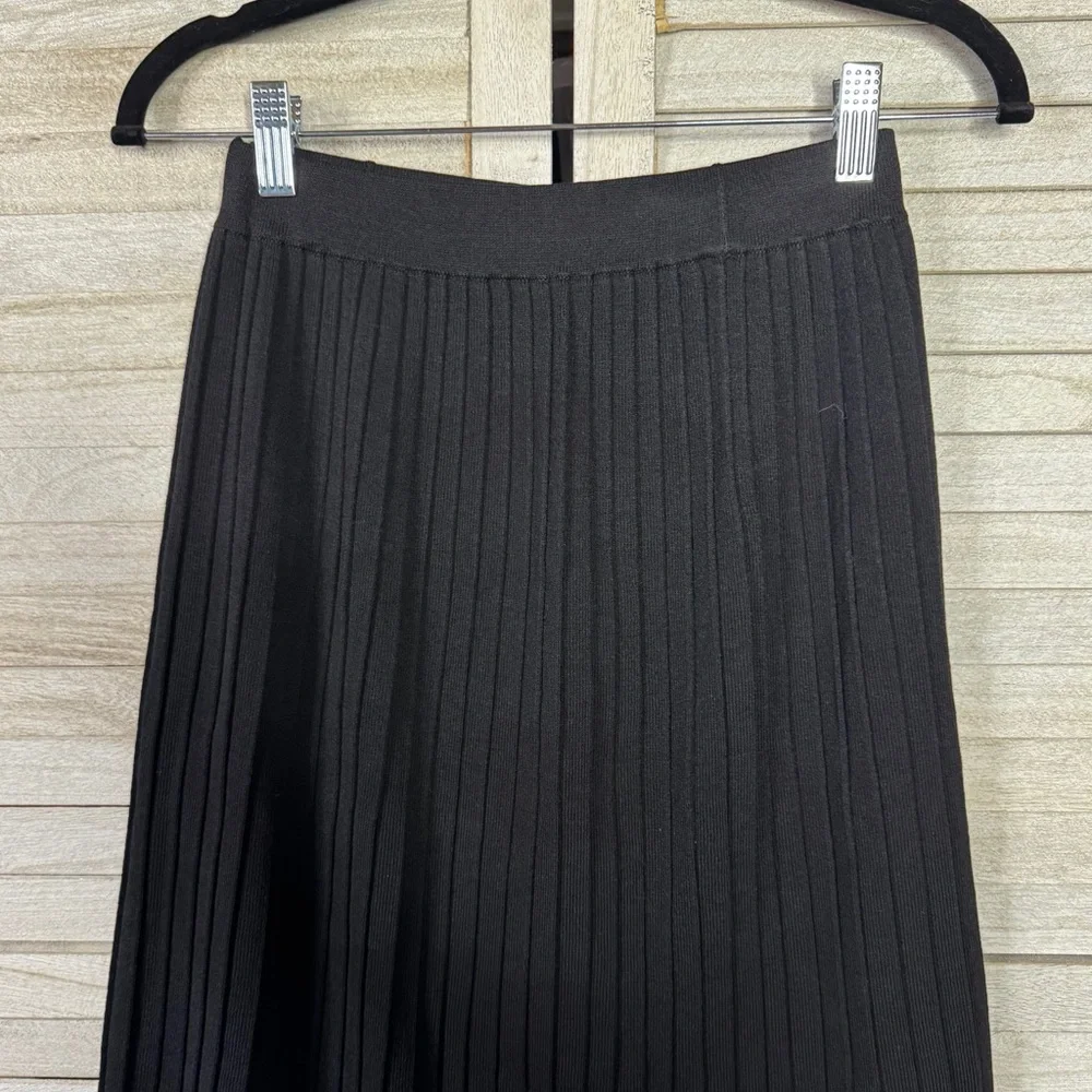 St. John Basics Black Pleated A-Line Skirt Size 6 Luxe Knit Classic Preppy